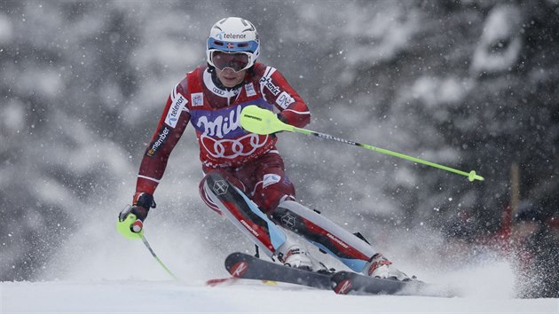 Henrik Kristoffersen na trati slalomu ve Wengenu.