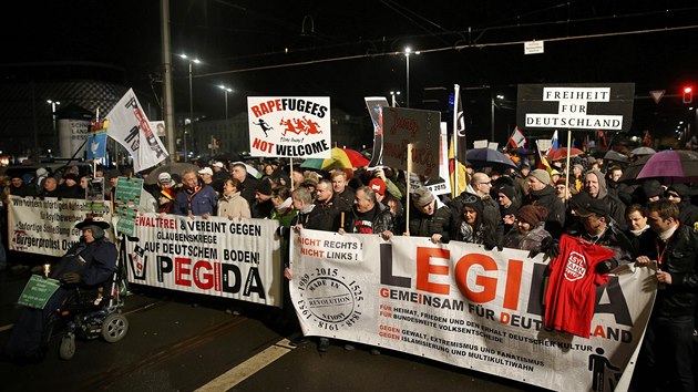 Zhruba 1500 a 2000 pznivc hnut Legida se v pondl selo v saskm Lipsku. Legida je odno protiimigranho hnut Vlastenet Evropan proti islamizaci Evropy - Pegidy (11. ledna 2016).