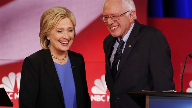 Kandidti na prezidentskou kandidaturu za americk demokraty Hillary Clintonov a Bernie Sanders pi televizn debat (17. ledna 2016).