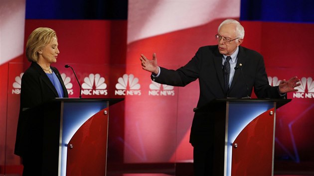 Kandidti na prezidentskou kandidaturu za americk demokraty Hillary Clintonov a Bernie Sanders pi televizn debat (17. ledna 2016).