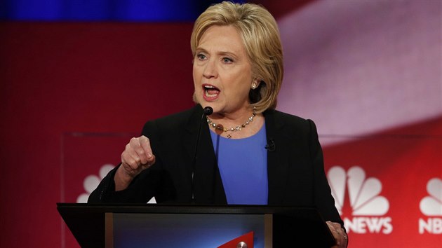 Favoritka na prezidentskou kandidaturu za americké demokraty Hillary Clintonová v poslední televizní debatě demokratických kandidátů (17. ledna 2016).