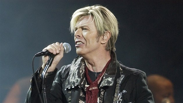 David Bowie pi vystoupen v newyorsk Madison Square Garden (15. prosince 2003)