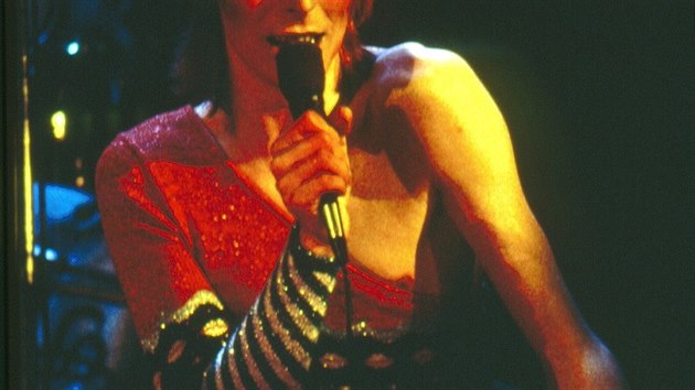 Skute�nou popularitu mezi rebeluj�c�mi teenagery zp�v�k z�skal ve chv�li, kdy vytvo�il sv� alter ego: extravagantn�ho Ziggyho Stardusta. Jeho charakteristick� odv�n� kost�my, v�razn� make-up a ��es, kter�mu se ��k� �mullet�, vyvolaly m�nii. Ka�d�, kdo sledoval popul�rn� hudbu a m�dn� trendy, se cht�l Ziggymu aspo� trochu podobat.