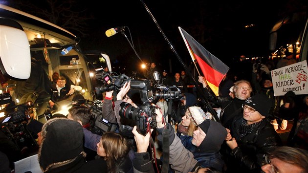 Mdia obklopuj autobus s 31 uprchlky, kter vypravil z Landshutu do Berlna bavorsk politik Peter Dreier jako gesto nesouhlasu s migran politikou kanclky Merkelov (14.1.2016)