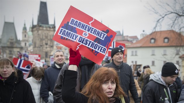 Demonstrace proti postupm Barnevernu. astnci proli Prahou od norskho velvyslanectv k budov Norskch fond.