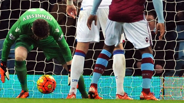 HRUBKA! Brankář Crystal Palace Wayne Hennessey neudržel jednoduchý míč a Aston Villa šla díky jeho kiksu do vedení.