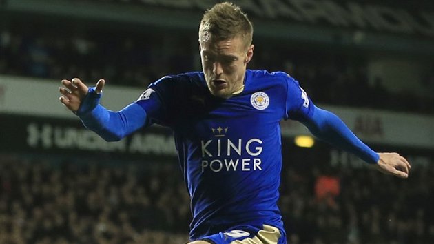 Kanonr Leicesteru Jamie Vardy se pokou obejt obrnce Tottenhamu Jana Vertonghena.