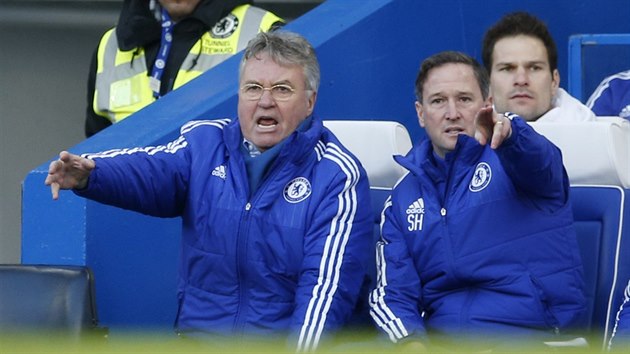 TAK KAM? Trenr Chelsea Guus Hiddink a jeho asistent Steve Holland udlej z laviky pokyny bhem zpasu proti Evertonu.