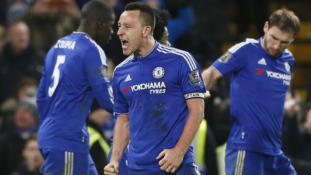 RADOST KAPITNA. John Terry srovnal zpas s Evertonem a v osm nastaven minut, Chelsea tak zstv pod trenrem Guusem Hiddinkem stle neporaena.