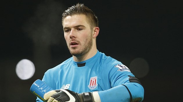 Glman Stoke Jack Butland po bezbrankovm prvnm poloase.