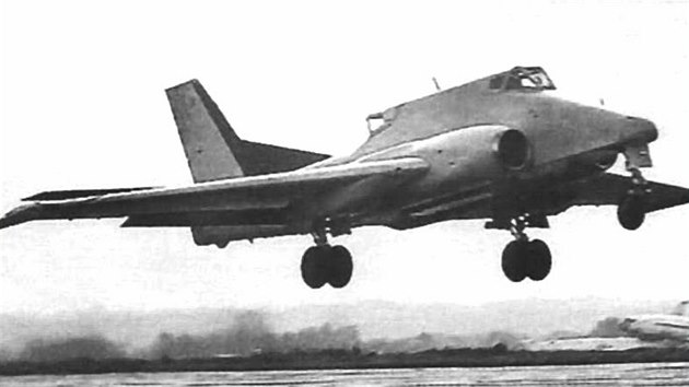 Iljuin Il-102 startuje k jednomu ze svch prvnch zkuebnch let.