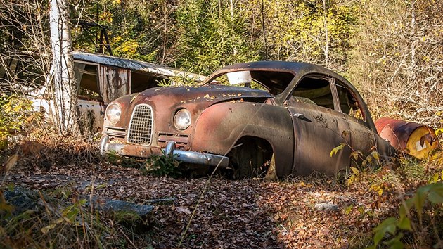 P�evahu maj� star� saaby, volva �i brouci od Volkswagenu. Sem tam opel nebo ford.