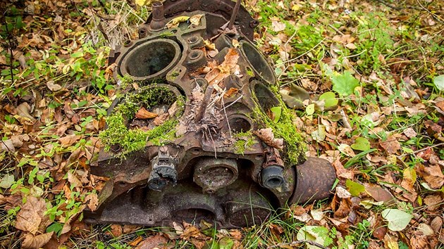 Blok motoru jen tak pohozen� v lese. Vidlicov� �ty�v�lec by mohl poch�zet ze Saabu 96, kter� ho dostal od Fordu.