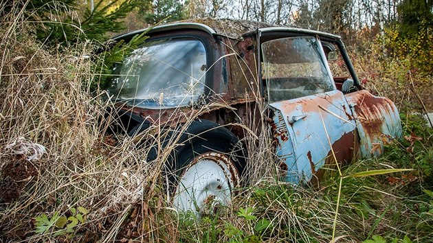 Bastn�s je kouzeln� m�sto, mrtv� auta tu d�stojn� odpo��vaj�. A rozpadaj� se.