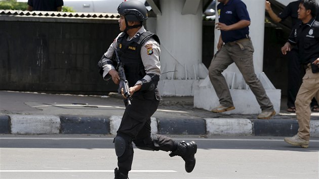 Indonskou Jakartou otsla srie silnch exploz, hleny jsou obti (14. ledna 2016)