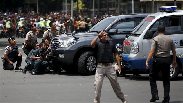 Policie pozdji oznmila, e nejmn jednu z exploz zpsobila bomba odplen sebevraednm atenttnkem. Mezi dalmi tonky a policisty propukla pestelka. Jedna nlo podle agentury Reuters explodovala v kavrn. Policist vyzvali obyvatele centra, aby se nepibliovali k oknm.