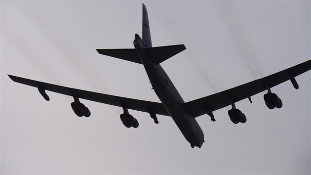 Americk bombardr B-52 nad zkladnou v jihokorejskm Osanu