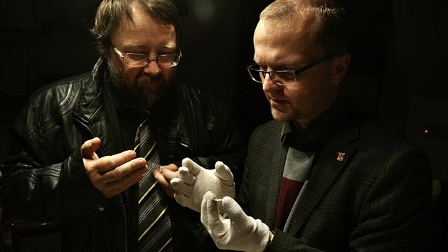 Numismatik Petr Vorel (vlevo) a hejtman Martin Netolick si prohlej jeden z mnoha denr.