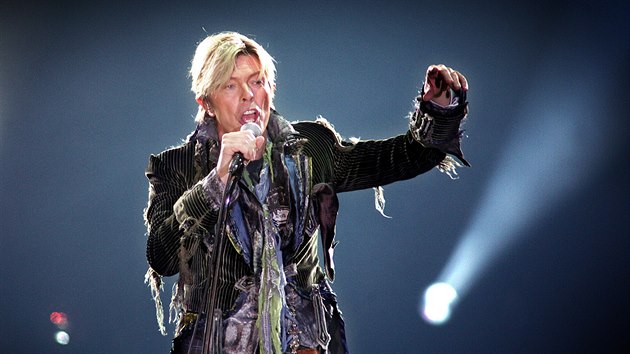 David Bowie při pražském koncertu 24. června 2004