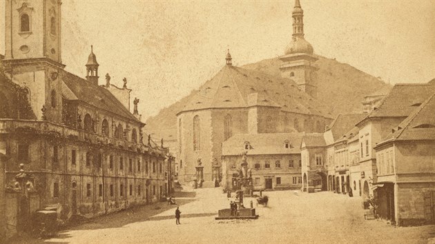 Nmst v Most, v pozad Hnvn, kolem roku 1875. Fotografick vizitka od Ferdinanda Ciknka a Frantika Schnitzela.