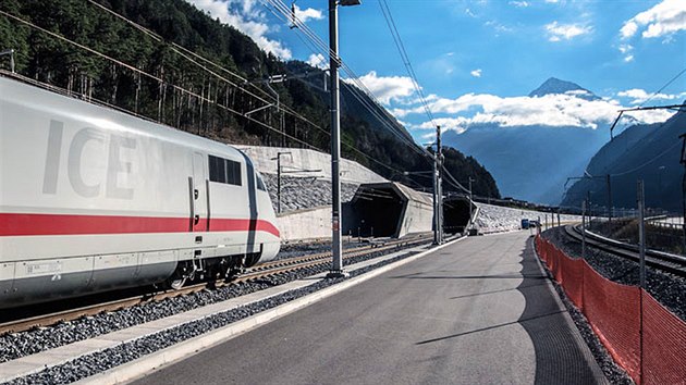 Vlaková souprava ICE před severním portálem Gotthardského tunelu v centrálním Švýcarsku