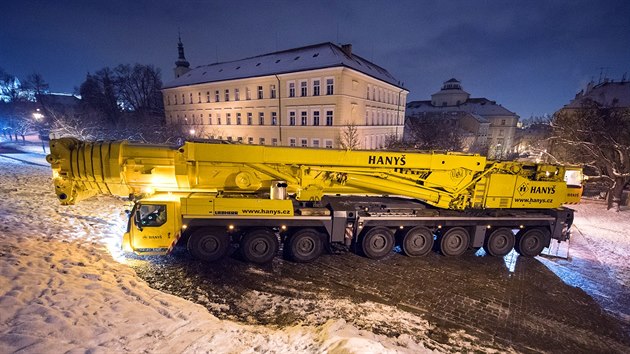 Jeden z nejvtch mobilnch jeb o hmotnosti 96 tun vyjel v noci na ter na prask Petn, kde bude stavt most na Nebozzku.