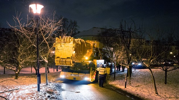 Jeden z nejvtch mobilnch jeb o hmotnosti 96 tun vyjel v noci na ter na prask Petn, kde bude stavt most na Nebozzku.