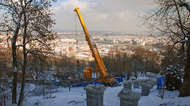 Na Petn zaala nron rekonstrukce mostu lanov drhy. Star byl v pedchozch dnech zdemolovn. Nov na msto dosad druh nejvt jeb v esk republice, stroj s nzvem LTM 1500. S protizvam je jeho hmotnost 165 tun, zdvihnout doke bemeno a do hmotnosti 500 tun.