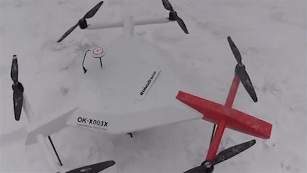 Nový dron pomáhá horské slub. Umí nést záchranný balíek