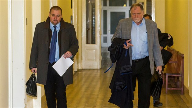 Advokt Tom Sokol dorazil k soudu bez svho klienta Marka Dalka (15. ledna 2016).