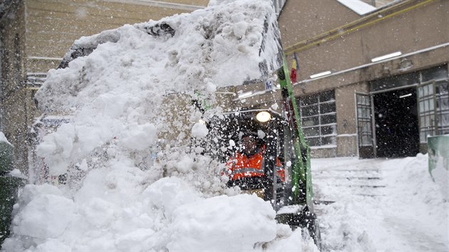 Odklzen snhu ped bukureskm ndram Gara de Nord (17. ledna 2016).