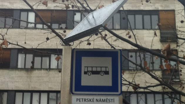 Solární panel na autobusové zastávce Petrské náměstí.