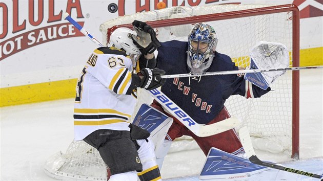 Bostonsk Brad Marchand se tla ped branke Henrika Lundqvista z New York Rangers.