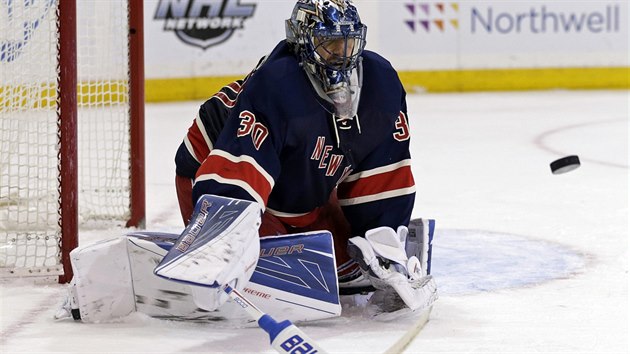 Brank Henrik Lundqvist z New York Rangers zasahuje proti letcmu puku.