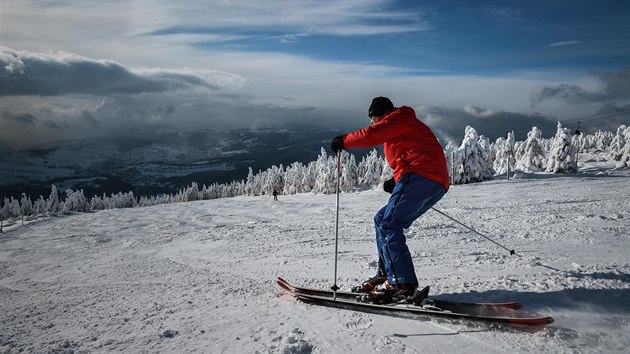V krkonoskm zimnm stedisku v Rokytnici nad Jizerou se dky snen z poslednch dn rozjela sedakov lanovka na 1315 metr vysokou Lysou horu (17. ledna 2016).