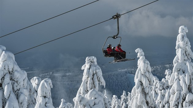 V krkonoskm zimnm stedisku v Rokytnici nad Jizerou se dky snen z poslednch dn rozjela sedakov lanovka na 1315 metr vysokou Lysou horu (17. ledna 2016).