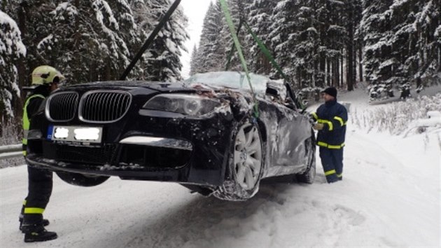 Havarované BMW samo přivolalo svému řidiči k obci Bílá na Frýdecko-Místecku pomoc (19. ledna 2016).