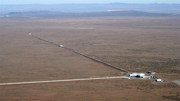 Pohled na jedno z ramen experimentu LIGO ve stát Washington