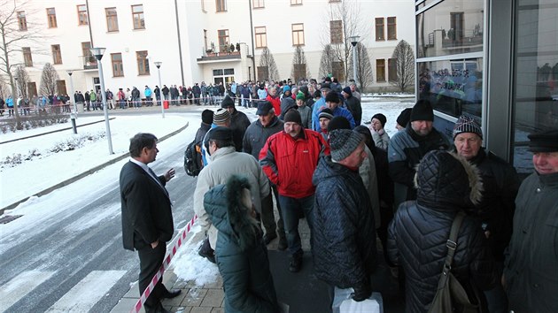 Kraj Vysoina v pondl rno zahjil pjem dost o kotlkov dotace. Ped adem se vytvoila dlouh fronta, nkte adatel tu v desetistupovm mrazu ekali u od nedlnho veera.