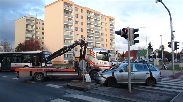 Opil idika s estiletm dttem ve voze nabourala v Praze 8 do znaky (14.1.2016).