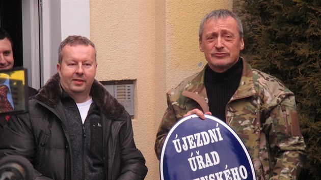 Ministr obrany Martin Stropnick a ministr ivotnho prosted Richard Brabec sundali z jezdnho adu dosavadn tt znac bval vojensk jezd, a povsili novou ceduli symbolizujc nov vzniklou CHKO Brdy (15.1.2015).