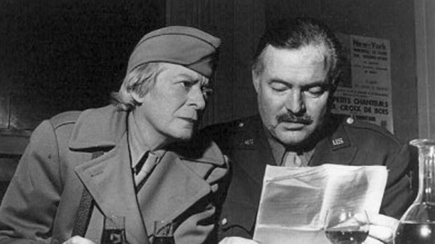 Americk novinka Janet Flannerov a spisovatel Ernest Hemingway v pask kavrn v uniformch osvobozeneck armdy