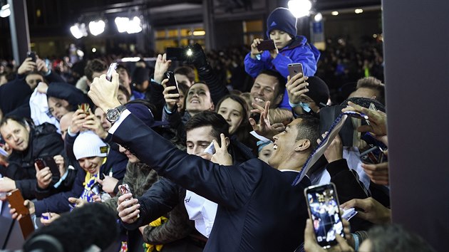 Cristiano Ronaldo si dl selfie s fanouky.