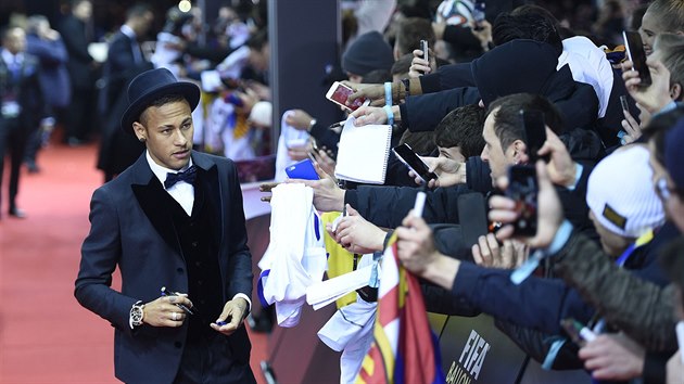 Neymar se po pchodu na vyhlen Zlatho me 2015 podepisuje fanoukm.