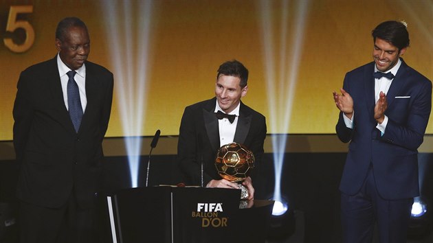 Nejlepm fotbalistou roku 2015 se stal Lionel Messi. Tlesk mu vtz z roku 2007 Kak (vpravo) a zastupujc prezident FIFA Issa Hayatou.