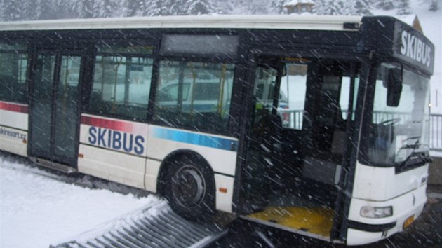Skibus v Peci pod Sněžkou dostal smyk a málem skončil v potoce (12.1.2016).