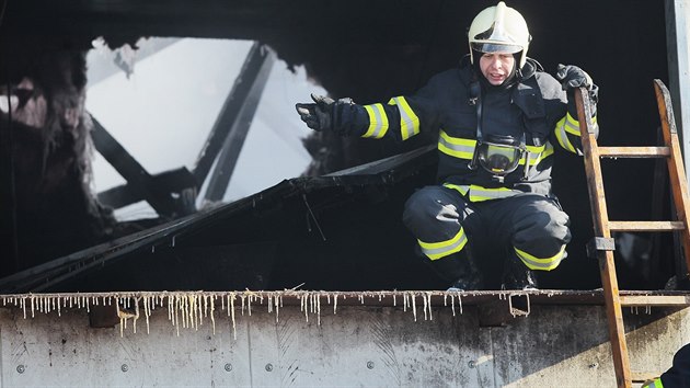 Požár haly, v níž byly uskladněny plasty a balíky slámy, v Kolinci na Klatovsku. (19. ledna 2016)