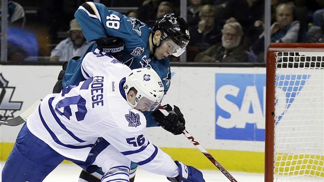 Tom Hertl (nahoe) ze San Jose brnn Byronem Froesem z Toronta.