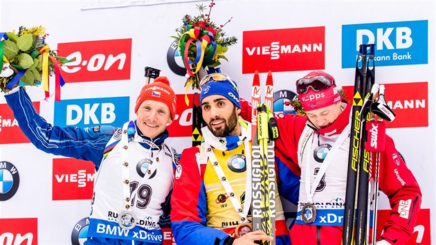 Trio nejlepch ze zvodu s hromadnm startem v Ruhpoldingu. Zleva druh Ondej Moravec, vtz Martin Fourcade a teti Tarje B,