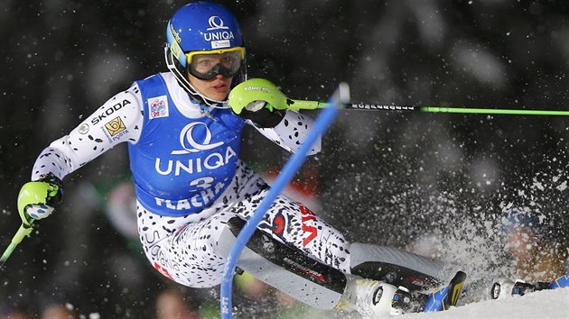 Slovensk lyaka Veronika Velez-Zuzulov na trati slalomu ve Flachau.